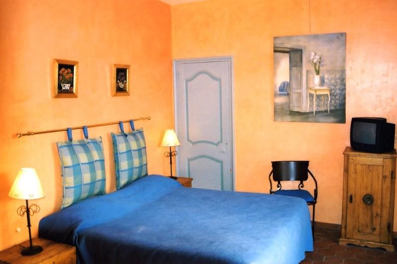 Domaine en vente en Luberon comprenant plusieurs batiments en pierre